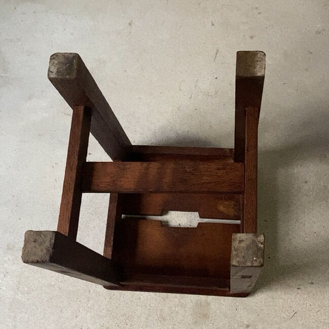 古い木製スクエアスツール ラワン無垢材 黒ヤケ ヴィンテージ 角椅子