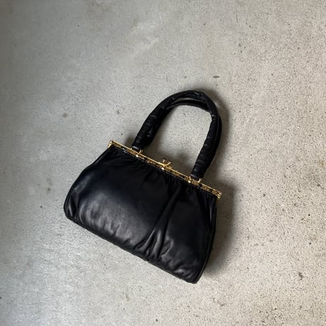 古いレザーのハンドバッグ  スムースラムレザー 羊革 ブラック ゴールド金具 がま口型 ストーン装飾 ヴィンテージバッグ  中古美品