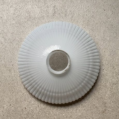 大正〜昭和期  乳白ガラス 細かめ菊花紋様 プレスガラス 21cm ヴィンテージシェード 古い電笠 吊り照明  無傷完品