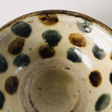 古いやちむん 5寸ワンブー (茶碗・中鉢)　内 紺茶 点打  民藝 沖縄 焼物 うつわ 器　好配色 美品