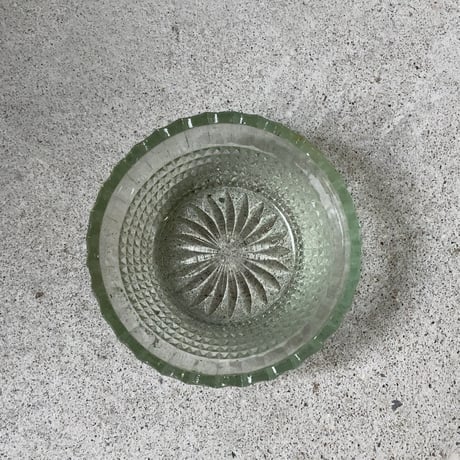 アンティークプレスガラス デザート深皿2客セット 花紋様 輪花縁 古いガラス器 小鉢 昭和初期 アイスクリーム かき氷 デザート皿