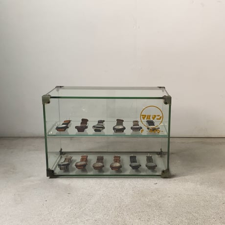 ヴィンテージ ガラスケース 小型 幅38cmの小さめ2段1枚棚板 ガラス引き戸構造 アンティーク マルマン ガスライター 販促用 硝子 ショーケース  良品