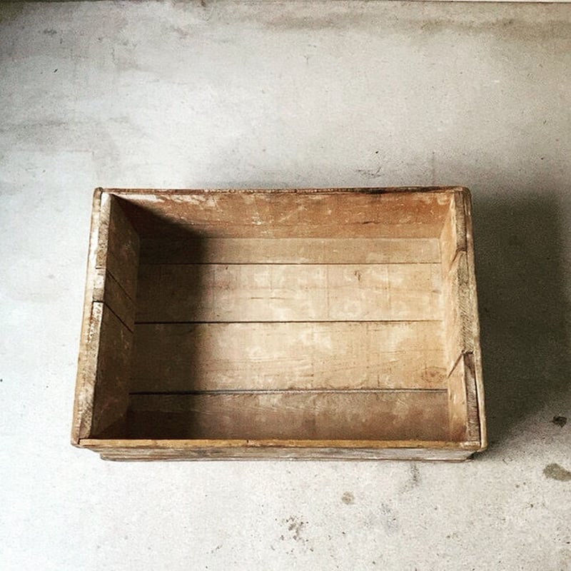 ヴィンテージ木箱 ちょうど良いサイズ感 幅約55cm 白けたエイジング