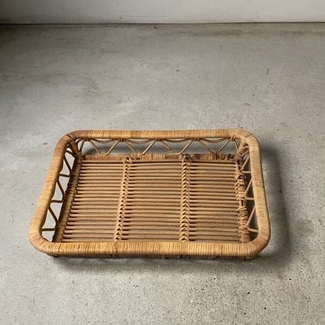 古いラタンの平籠  ナチュラル素材 ヴィンテージバスケット トレーカゴ 天然素材 白木 珍品