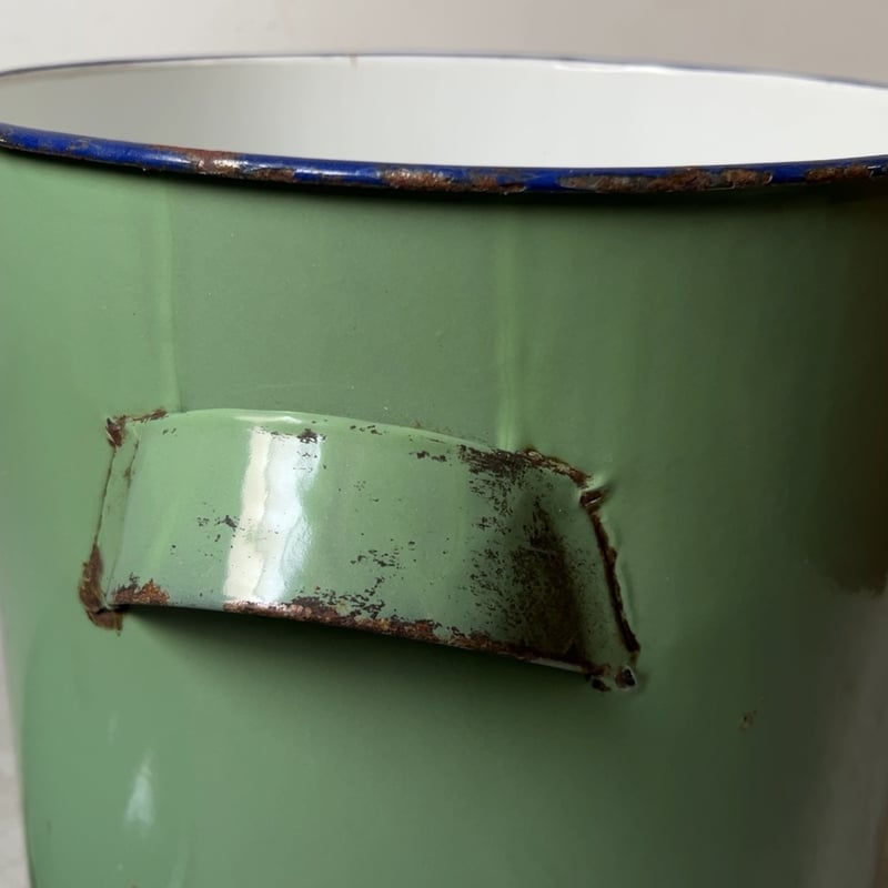 古いホーロー蓋付きキャニスター 大き目サイズ セージグリーン