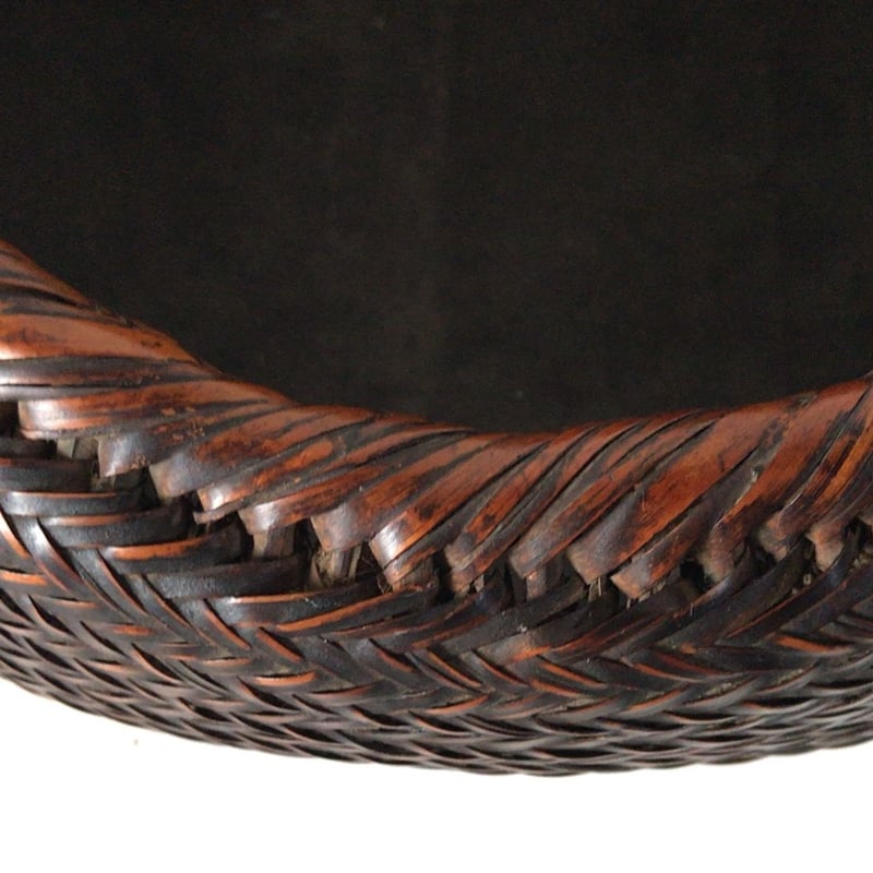 竹編みの炭斗(すみとり) 細かく密度の高い網代編み ヘリンボーン