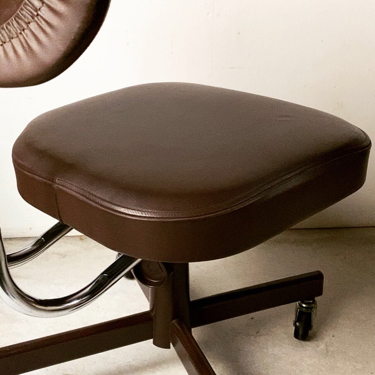 オールド コクヨ 焦茶の事務椅子 ヴィンテージオフィスチェア