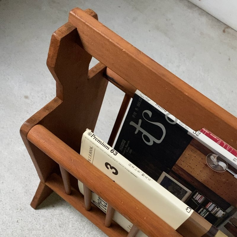古い木製マガジンラック ナチュラル素地 無塗装 雑誌入れ 丸材シンプル