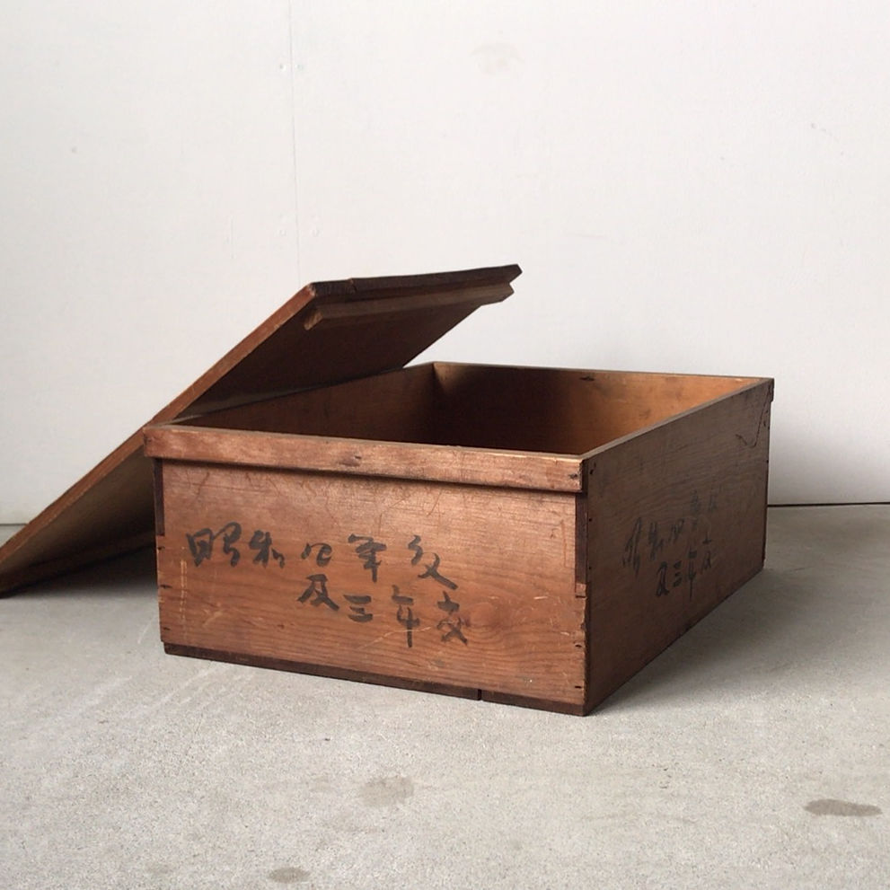 アンティーク木箱 檜無垢材 蓋付き 持ち手有蓋は大正十二年箱は昭和四年と記された味ある木箱です。