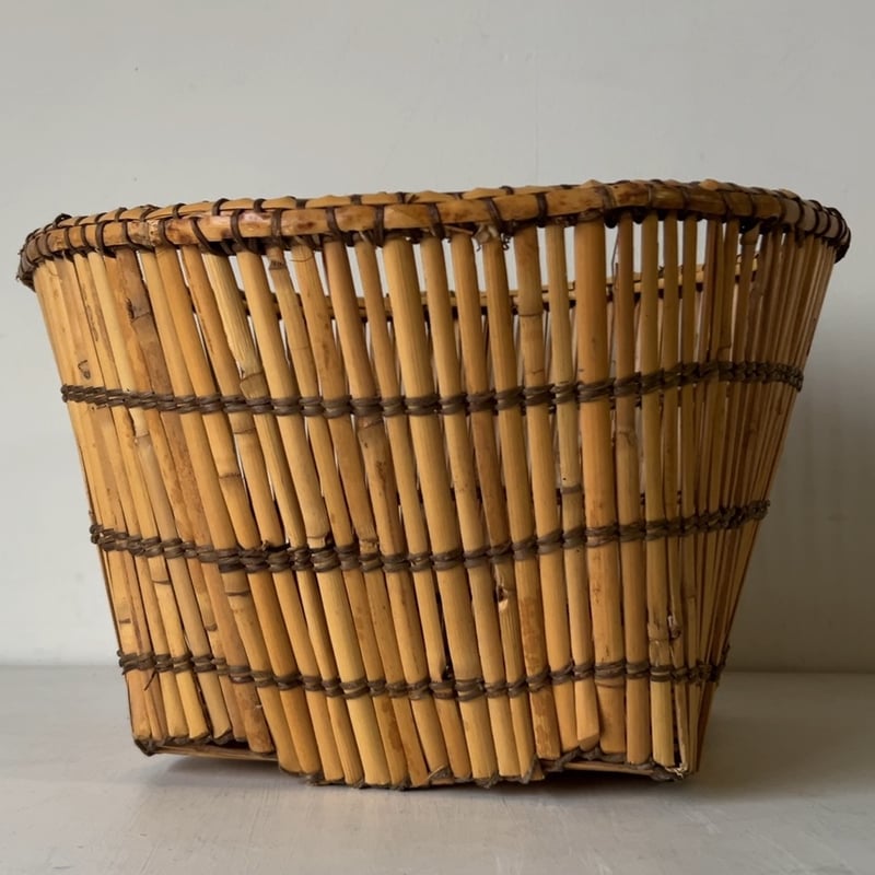 世界の民藝 アフリカ タンザニアの古い竹籠 バケツ型 鉢受け スリッパ