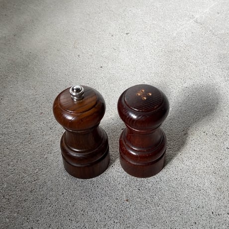 KUSAKABE  クサカベ  木製 ペッパーミル＆ソルトボトル 2個セット  木製無垢 グッドエイジング ヴィンテージキッチンツール 純喫茶備品 良品
