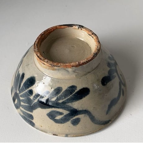 C  古琉球 やちむん 4.5寸マカイ 古作 登窯 花唐草 呉須色 沖縄 焼物 茶碗 昭和期 ヴィンテージフォークアート 僅かなホツ有