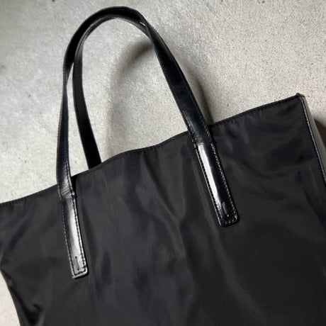 90s VINTAGE PRADA ナイロン/ガラスレザー コンビ 小さめトートバッグ 型押しエンボスロゴ 軽量トートバッグ シンプルデザイン　オールドプラダ 中古良品
