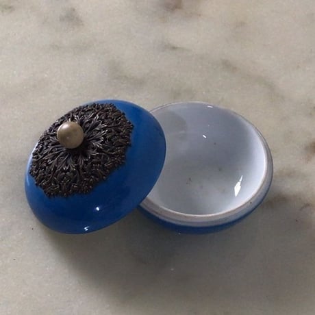 フランス アンティーク 青い小物入れ  陶器  唐草金具蓋 ポット ボンボニエール  シュガーポット  金平糖入れ 菓子器 ヴィンテージ
