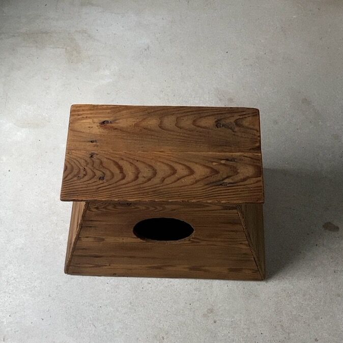 昭和レトロ　ヴィンテージ　木製踏み台　丸穴屑入　古道具　オイルフィニッシュ 昭和期 木製踏台 丸穴屑入れ 杉無垢材 アンティークステップ