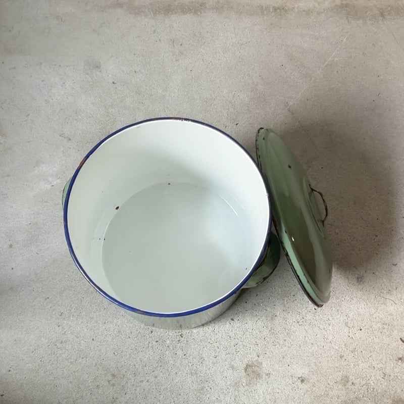 深緑の大きなヴィンテージキャニスター 深緑の大きなヴィンテージキャニスター