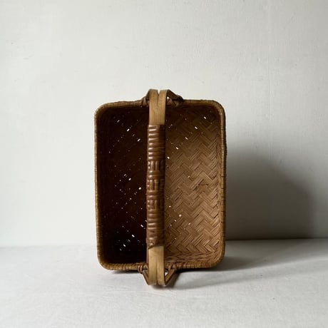 古い竹編みの持手付 茶籠   小さめ持手籠  柳行李 編み籠 手作り 古道具 ジャパンヴィンテージ