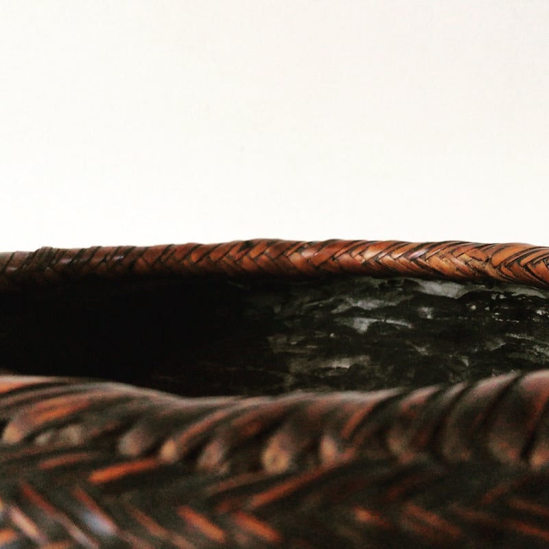 竹編みの炭斗(すみとり) 細かく密度の高い網代編み ヘリンボーン