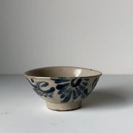 C  古琉球 やちむん 4.5寸マカイ 古作 登窯 花唐草 呉須色 沖縄 焼物 茶碗 昭和期 ヴィンテージフォークアート 僅かなホツ有
