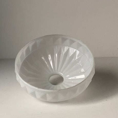 大正〜昭和期  乳白ガラス ダイヤ柄 ピラミッド紋様 プレスガラス 21cm ヴィンテージシェード 古い電笠 吊り照明  無傷完品