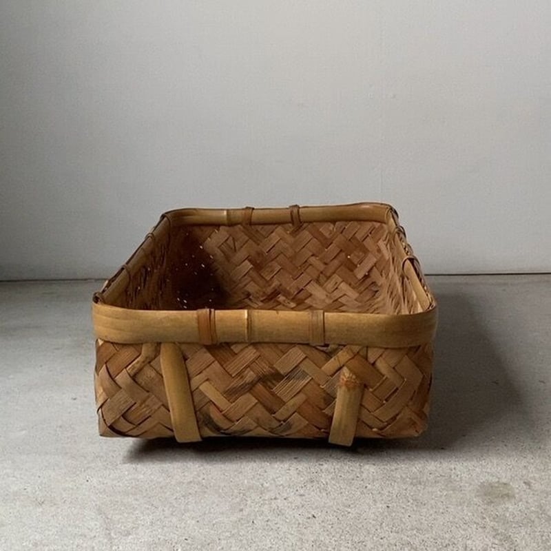 竹編の平野良籠 ありそでない大きめ平籠 太い竹のフレームに表皮を剥い