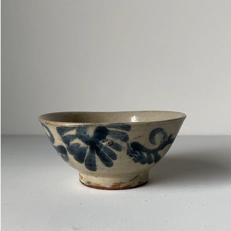 B  古琉球 やちむん 4.5寸マカイ 古作 登窯 花唐草 呉須色 沖縄 焼物 茶碗 昭和期 ヴィンテージフォークアート 薄いニュウ有