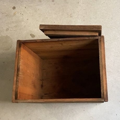 蓋付き古い木の箱  幅約42cm ラワン無垢材のゴツい蓋と杉無垢材の縦型の箱  作り エイジング共にグッド 古材の良いお色目です。