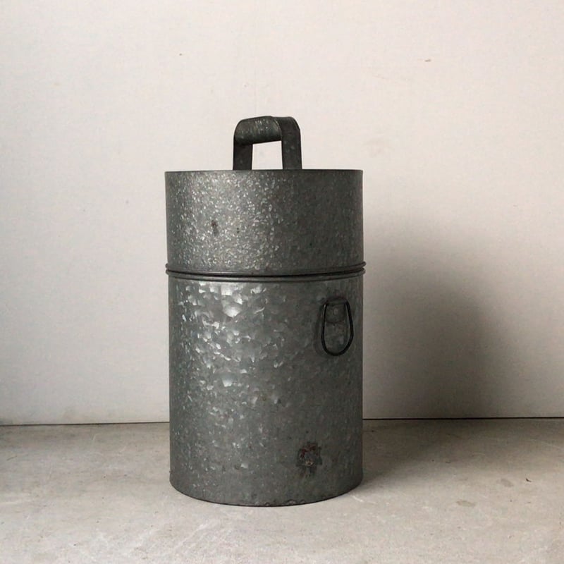 ヴィンテージ蓋付き筒型ブリキ缶 双耳持ち手 大きめ サイズ