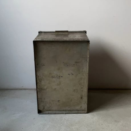 古いアルミの箱　蓋付き 持手付き ヴィンテージツールボックス ストック缶  米櫃 保存ケース パンケース 道具箱 古い箱