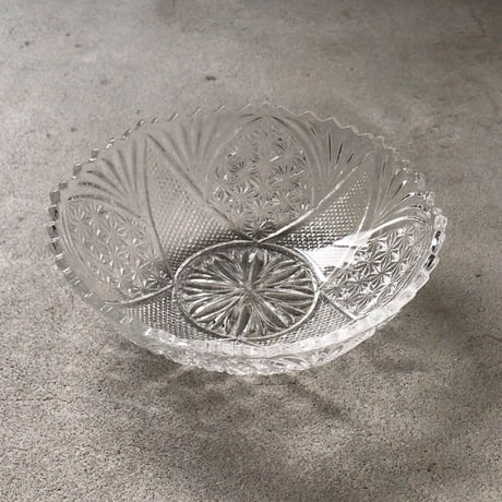 大正〜昭和期  古いプレスガラス  20cmの大鉢  花紋様  素麺器 フルーツ盛り鉢 気泡 プレスによるバリ  アンティークガラス  無傷完品