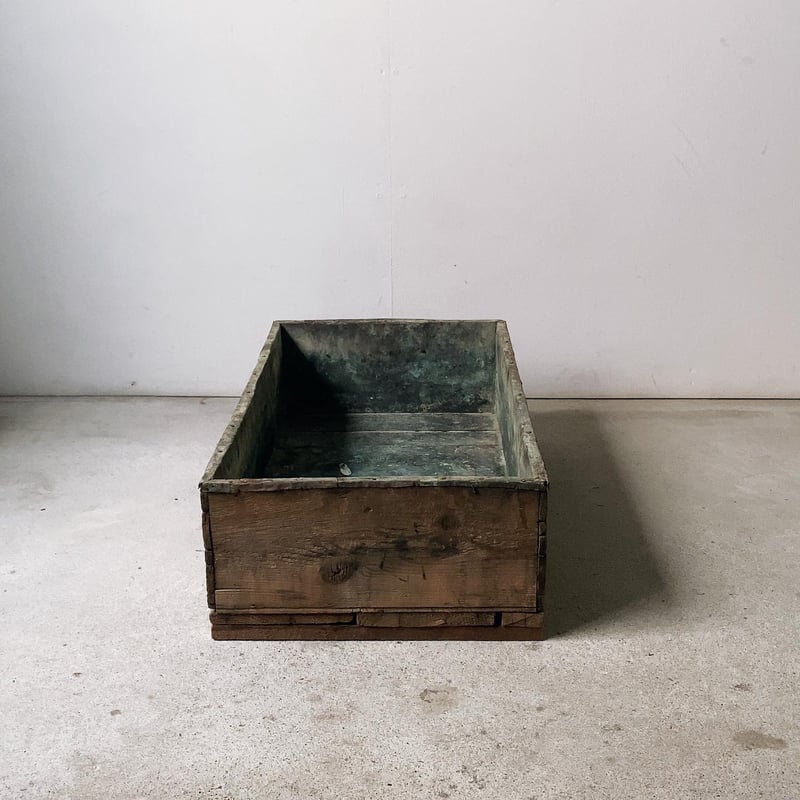 古い銅貼りの木箱 炭鉢 植木鉢 プランター 青錆 緑青 ガーデニング