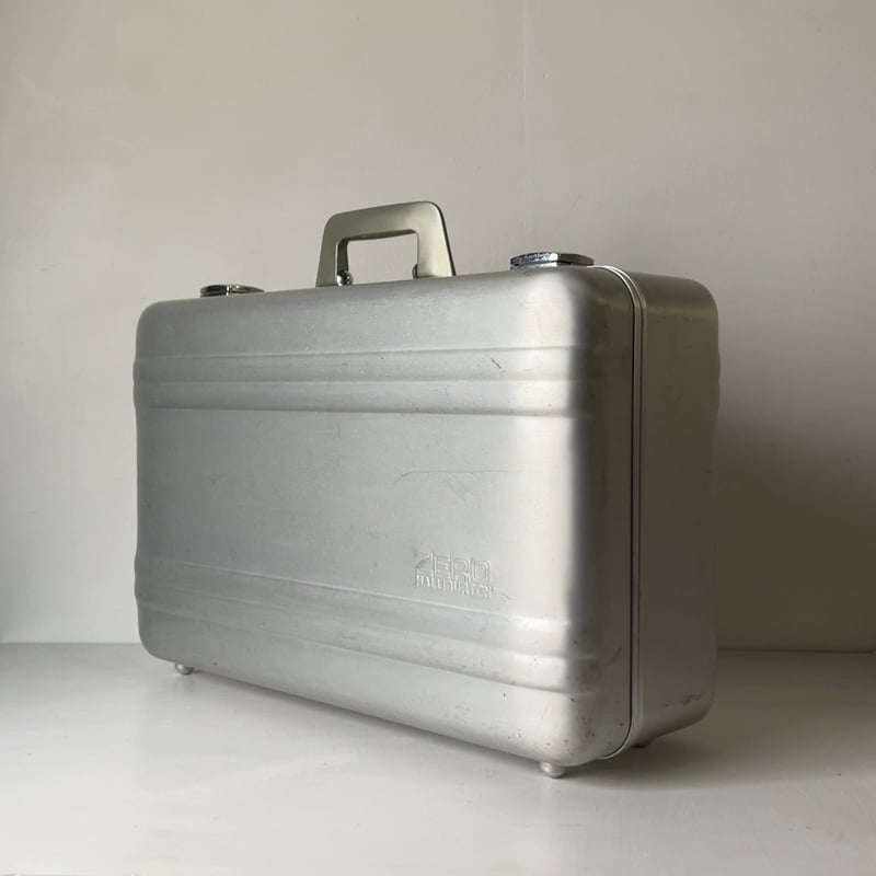 ゼロハリバートン　アルミアタッシュケース　ヴァンテージ　青ロゴ　シルバー Slim Aluminum Attaché Case | ゼロハリバートン公式オンラインストア