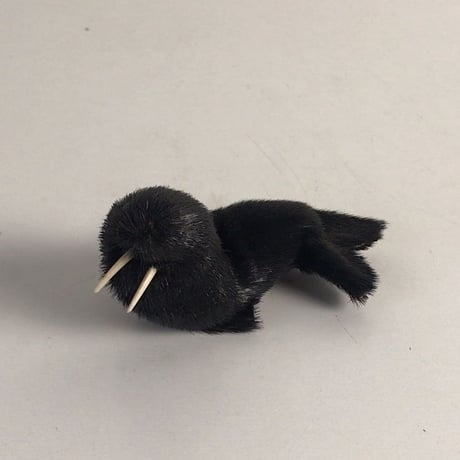 セイウチの置物　毛皮／レザー　ブラック　天然素材　ヴィンテージドール　動物人形