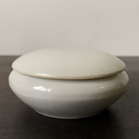 古い白磁の蓋付き小壺  塩壺 薬味入れ 小物入れ ウネウネ素地 古作 完品