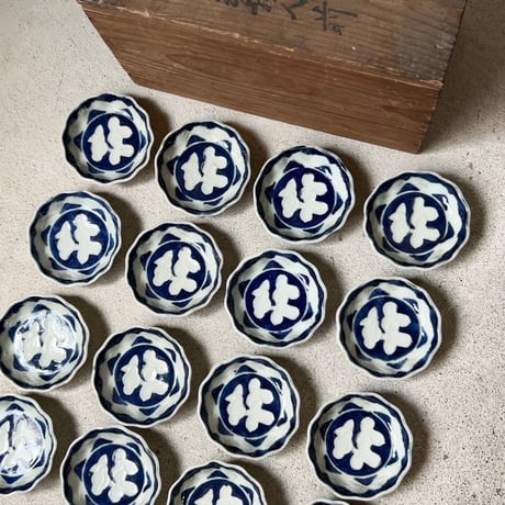 明治 大正期 古い瀬戸焼の豆皿［1枚の価格］在庫17枚 朝顔＋波絵  染付 型押し 小皿 有田 伊万里 完品