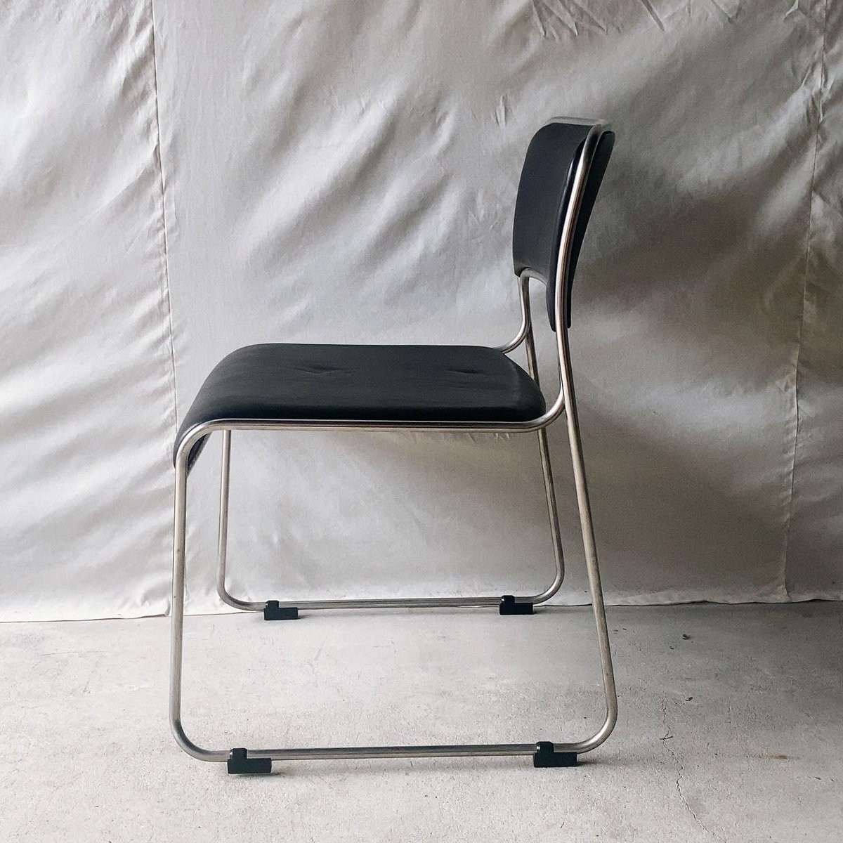 美品✴︎2脚セット✴︎コクヨ スタッキングチェア 木製 スチール レザー 合皮 イス 美品✴︎2脚セット✴︎コクヨ スタッキングチェア 木製 スチール