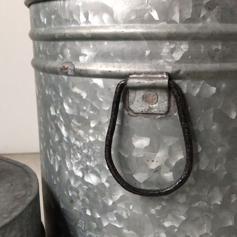 ヴィンテージ蓋付き筒型ブリキ缶 ライン有り 双耳持ち手 大きめ サイズ