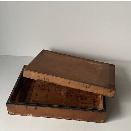 漆塗の木箱に和紙を貼った蓋付き木箱 約38cm 古い木箱  書道具箱 墨文字の和紙 昭和初期戦前 道具箱 ジャパンヴィンテージ
