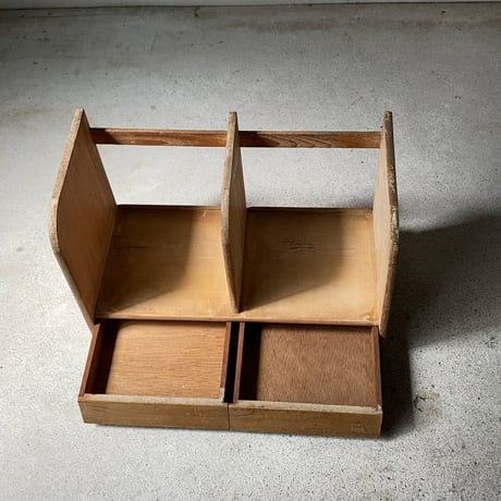 古い引出し付き本立て  白木 無塗装 無垢材  傾斜面 摘み無しデザイン シンプルデザイン 美品範疇