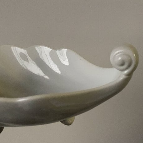 古い葉形白磁器 三足  大正 昭和 古作  若干の小傷程度の完品範疇