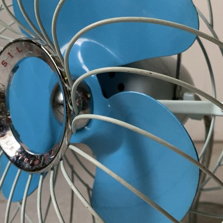 SILVER DESK FAN シルバーデスクファン (SILVER MFG.CO.LTD) ヴィンテージ卓上扇風機 小型 3枚金属羽根 レトロ家電 ブルー/クリームブルーグレー 良品
