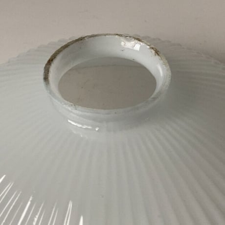 大正〜昭和期  乳白ガラス 細かめ菊花紋様 プレスガラス 21cm ヴィンテージシェード 古い電笠 吊り照明  無傷完品