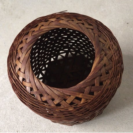 竹編の屑籠   素材の強弱が効いた大変手の込んだ編みかごです。日本の工芸品  民藝
