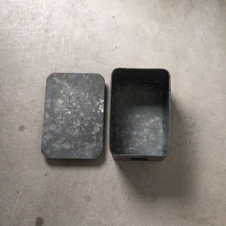 アンティーク ブリキ缶 小さめ道具箱  29cmの可愛いサイズ。蓋付き・持ち手付  ヴィンテージツールボックス 古道具 古い箱。