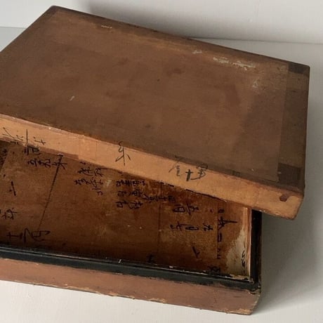 漆塗の木箱に和紙を貼った蓋付き木箱 約38cm 古い木箱  書道具箱 墨文字の和紙 昭和初期戦前 道具箱 ジャパンヴィンテージ