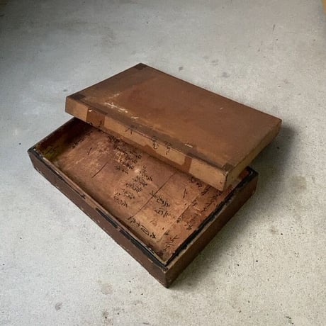 漆塗の木箱に和紙を貼った蓋付き木箱 約38cm 古い木箱  書道具箱 墨文字の和紙 昭和初期戦前 道具箱 ジャパンヴィンテージ