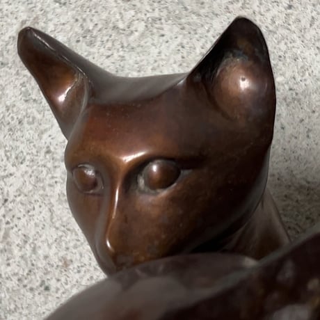 ブロンズ猫像 ヴィンテージドール 古い銅の猫 置物  しとやかな猫  スミスソニアン 金工 オールドクラフト 希少品