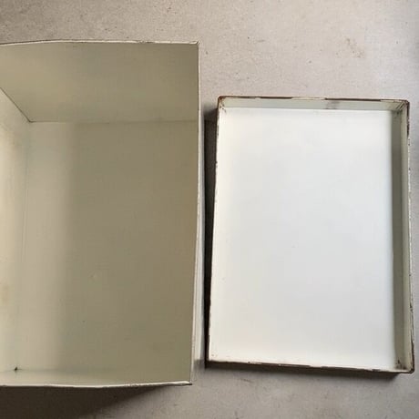 古いスチールケース  幅約55cm  ライトグレーの塗装とエイジングが魅力 ヴィンテージ衣装ケース 道具箱