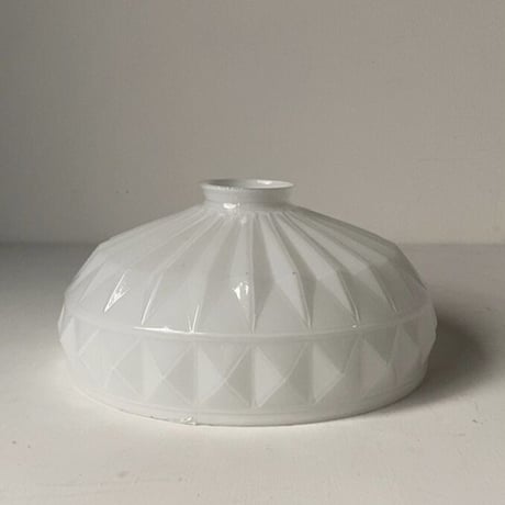 大正〜昭和期  乳白ガラス ダイヤ柄 ピラミッド紋様 プレスガラス 21cm ヴィンテージシェード 古い電笠 吊り照明  無傷完品
