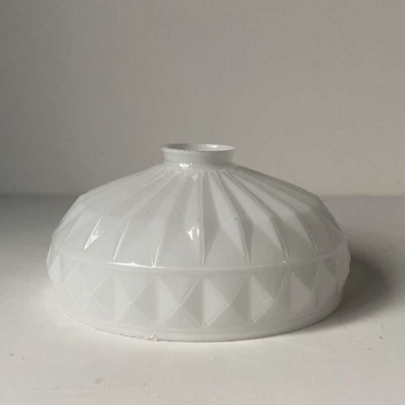 大正〜昭和期 乳白ガラス ダイヤ柄 ピラミッド紋様 プレスガラス